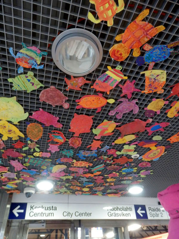 Taikakilpikonnat Mellunkyl�n metroasemalla