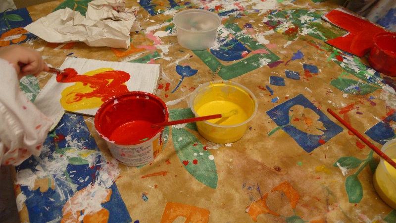 Lapsi maalaa taikapuuta